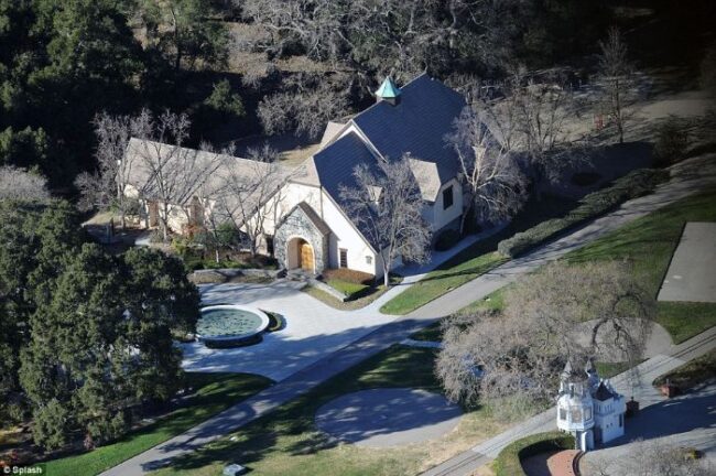 Here's abandoned Neverland ranch recent photos -12