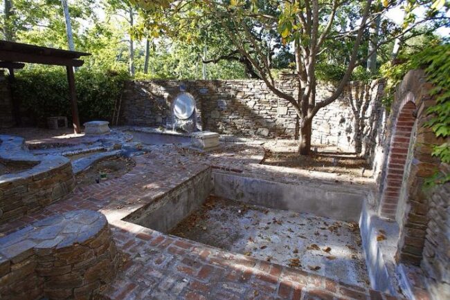 Here's abandoned Neverland ranch recent photos -8